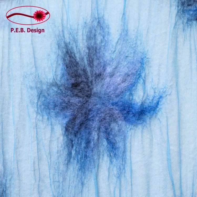 Seidenschal Blüten Hellblau - zum Schließen ins Bild klicken