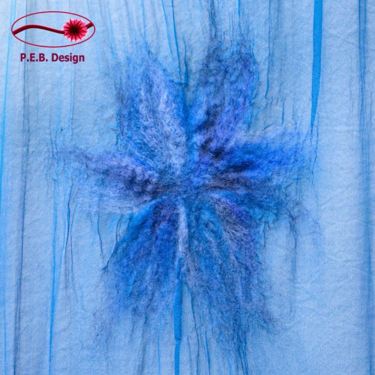 Seidenschal Blüten Topasblau - zum Schließen ins Bild klicken