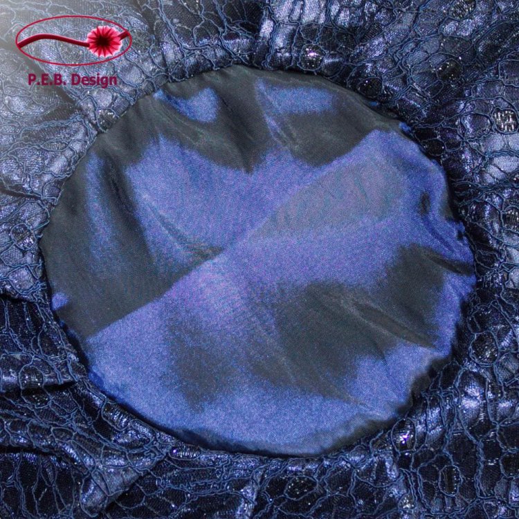 Pompadourbeutel Blütenrelief Nachtblau - zum Schließen ins Bild klicken